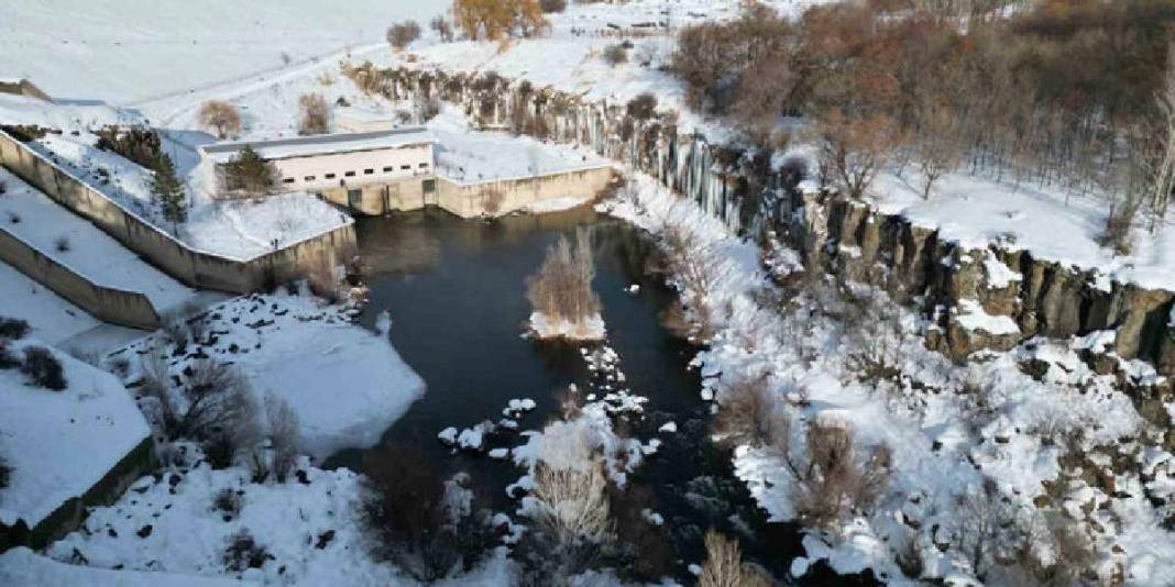 Karın kapattığı yollar açılınca herkes akın etti! Metrelerce buz sarkıtından görsel şölen: Kışın en büyüleyici manzarası 1